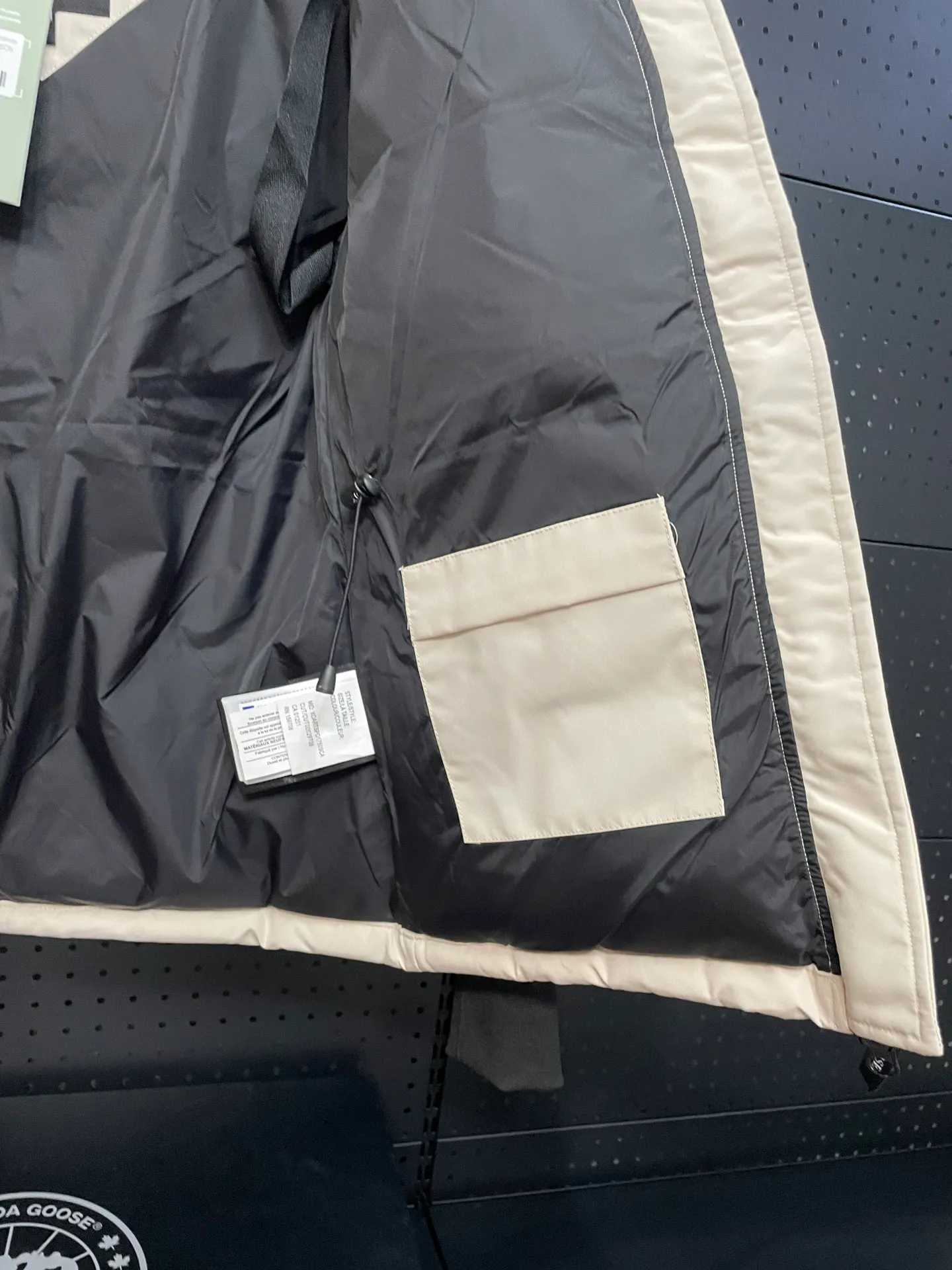 P880 off-white Canadian CANADA GOOES 04 model/women's model. The Arctic and Antarctic scientific expedition teams and others choose Canada Goose as their cold-proof equipment, the Rolls-Royce of down jackets.  ➖ Industry-leading anti-counterfeiting chip sensing.  ➖ Imported Behringer embroidery machines and customized embroidery labels, the highest level and industry leading.  ➖ Imported Korean 21-count polyester-cotton blended original fabric, TC85 waterproof coated fabric, water-repellent, windproof and wear-resistant.  ➖ The new national standard 80 white duck down is filled with an average of 520 grams of down. The amount of down filled is industry-leading.  ➖ 100% nylon lining with double double-layer sealing design to prevent velvet running, and seamless thread design on the cuffs!  ➖ Western Canadian Green Wolf Collar.  ➖ Yoshida YKK provides original factory-customized electroplated sliders. YKK two-way lockable zippers are tight and smooth and do not peel off paint.  ➖ 3M composite Velcro is durable and the accessories and hardware are all custom-made. Only for the purest goose, the most dedicated, the most professional, the highest quality, the highest cost performance!    SIZE:XS-XXL